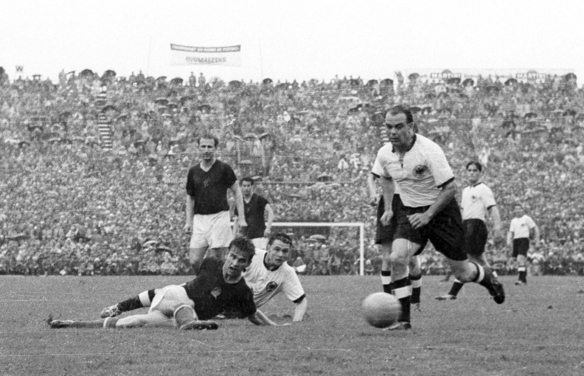 Werner Kohlmeyer (1. FC Kaiserslautern, 19.4.1924–26.3.1974): "Kohli" war der Fels in der deutschen Abwehr, musste mehrmals für seinen geschlagenen Torwart Turek auf der Linie retten – mit Erfolg.