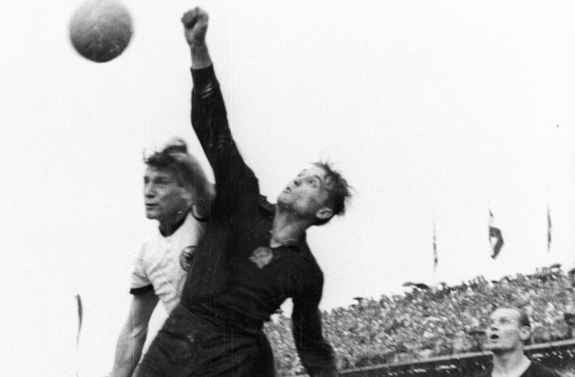 Hans Schäfer (1. FC Köln, 19.10.1927 – 7.11.2017): „Effzeh“-Legende „De Knoll“ bereitete den Siegtreffer durch Rahn mit vor – seine Flanke wurde per Kopfball abgewehrt – und fiel Rahn direkt vor die Füße. Reporterlegende Rudi Michel erinnerte sich einst, der Linksaußen hätte so stark gespielt, dass er von Kritikern „zum besten Linkaußen“ das Turniers gewählt worden war.