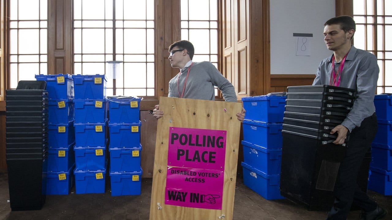 Wahlhelfer in Edinburgh bereiten den Transport von Schildern, Urnen und Kisten für die Europawahl vor.