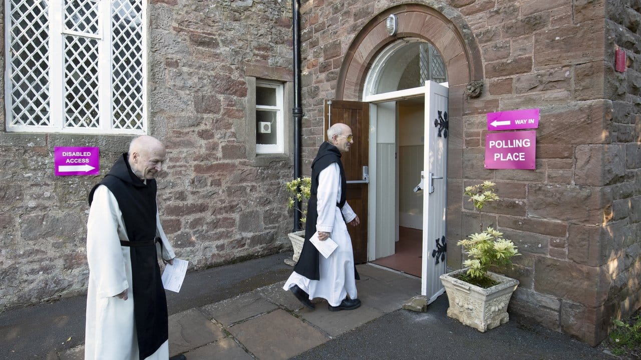 Mönche gehen zur Stimmenabgabe für die Europawahl im britischen East Lothain.