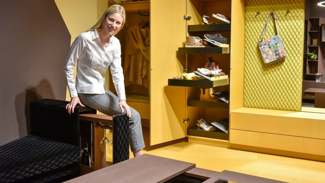 Eine Mini-Bar in der Sofalehne: Der Hersteller Blum präsentiert auf der Messe Interzum Auszüge, die im kleinen Wohnraum dafür sorgen, dass jeder Quadratzentimeter Stauraum ausgenutzt werden kann. Eine Mini-Bar in der Sofalehne: Der Hersteller Blum präsentiert auf der Messe Interzum Auszüge, die im kleinen Wohnraum dafür sorgen, dass jeder Quadratzentimeter Stauraum ausgenutzt werden kann.