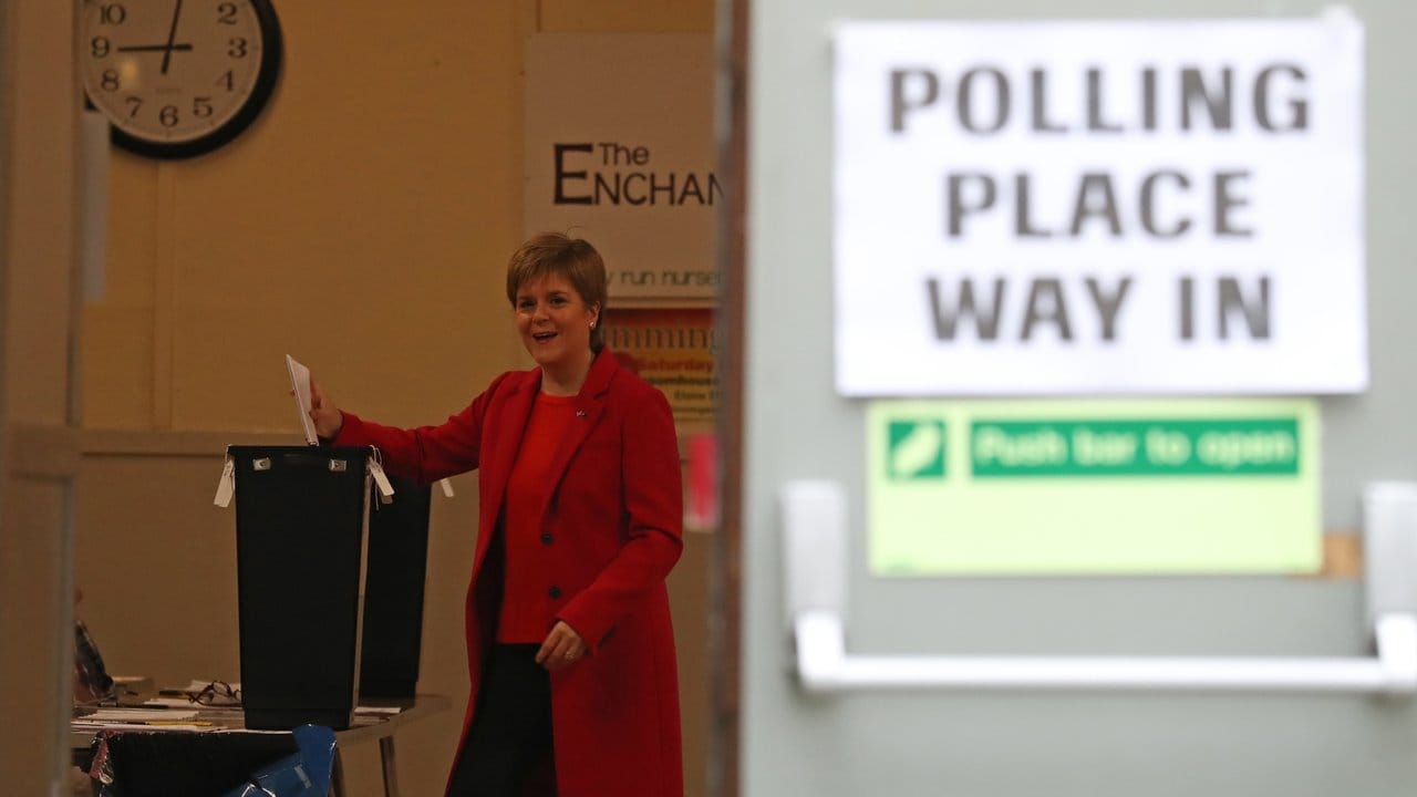 Schottlands Regierungschefin Nicola Sturgeon gibt ihre Stimme in der Broomhouse Park Community Hall in Edinburgh ab.