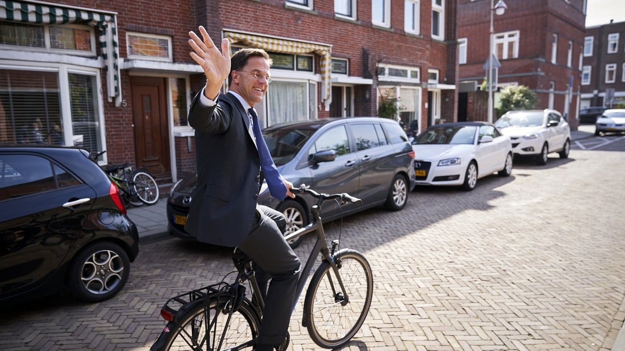 Der niederländische Ministerpräsident Mark Rutte kam mit dem Fahrrad zur Stimmabgabe.