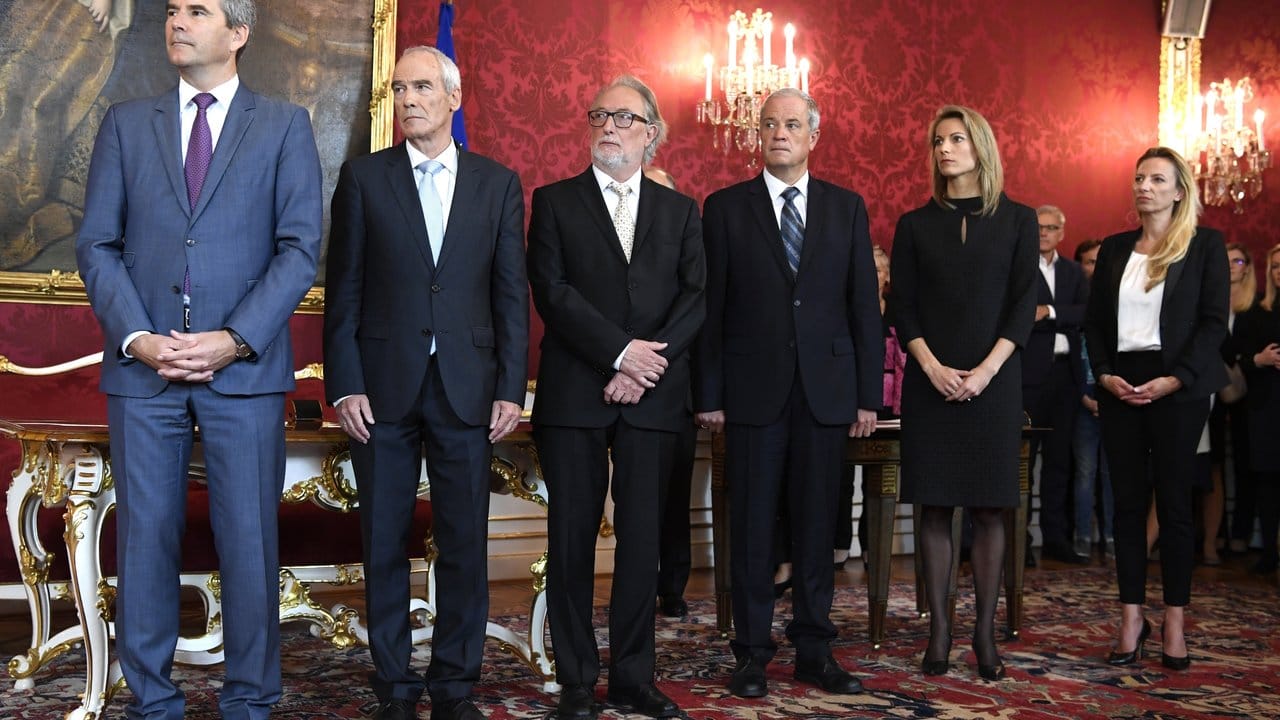 Hartwig Löger (l-r), neu ernannter Vizekanzler von Österreich, Eckart Ratz, neu ernannter Innenminister, Walter Pöltner, neu ernannter Sozialminister, Johann Luif, neu ernannter Verteidigungsminister, Valerie Hackl, neu ernannte Verkehrsministerin, und Juliane Bogner-Strauß (ÖVP), neu ernannte Ministerin für Sport und öffentlicher Dienst in der Präsidentschaftskanzlei in Wien. Hartwig Löger (l-r), neu ernannter Vizekanzler von Österreich, Eckart Ratz, neu ernannter Innenminister, Walter Pöltner, neu ernannter Sozialminister, Johann Luif, neu ernannter Verteidigungsminister, Valerie Hackl, neu ernannte Verkehrsministerin, und Juliane Bogner-Strauß (ÖVP), neu ernannte Ministerin für Sport und öffentlicher Dienst in der Präsidentschaftskanzlei in Wien.