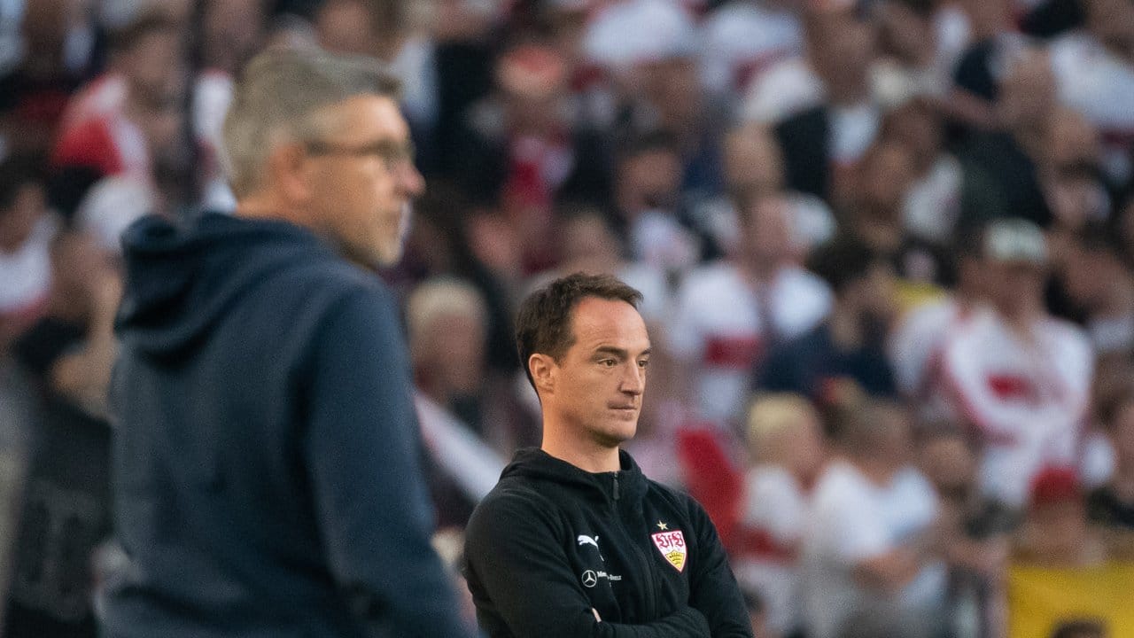 An der Seitenlinie verfolgen VfB-Coach Nico Willig (r) und Berlins Trainer Urs Fischer das Spiel.