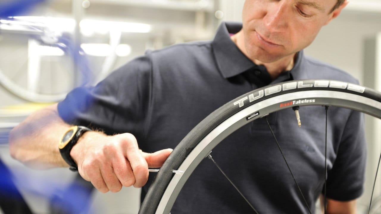 Nagelprobe: Schlauchlose Reifen - hier vom Hersteller Schwalbe - sollen die Pannensicherheit erhöhen.
