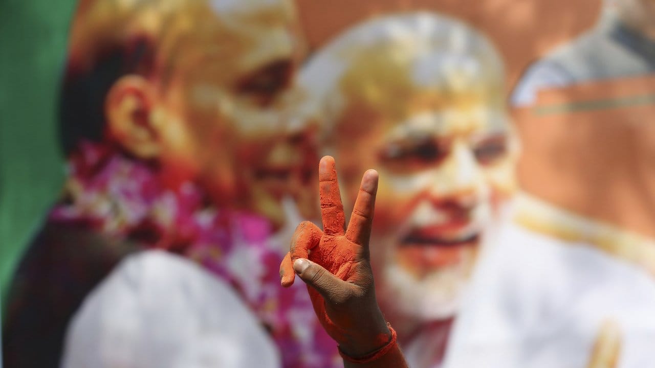 Eine Hand zeigt das Victory-Zeichen vor dem Parteigebäude der hindu-nationalistischen Regierungspartei Bharatiya Janata Party (BJP).