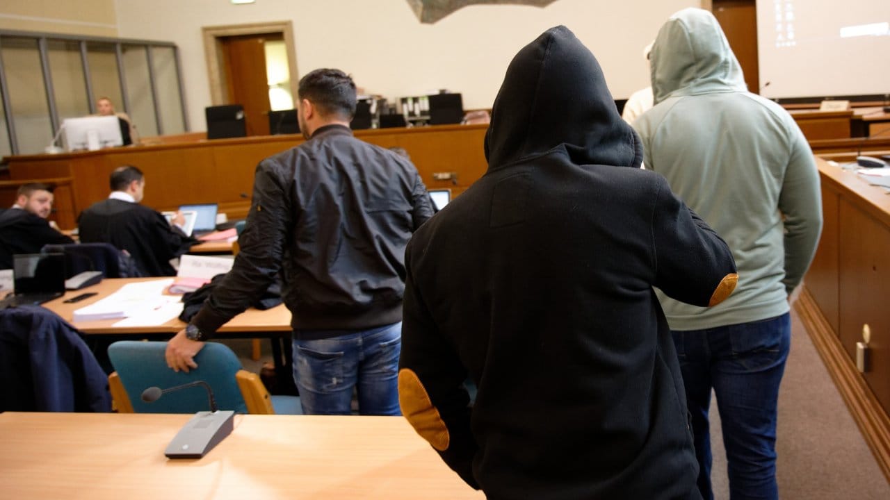 Die Angeklagten kommen beim Prozess um die sogenannte Scharia-Polizei in einen Gerichtssaal des Landgerichts Wuppertal.