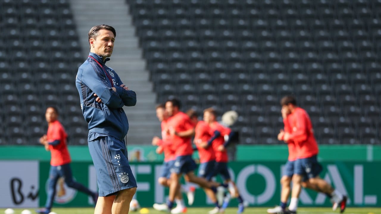 Trainer Niko Kovac beobachtet das Training seiner Bayern.