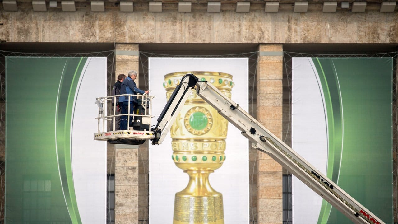 Das Berliner Olympiastadion wird für das Pokalfinale schick gemacht.