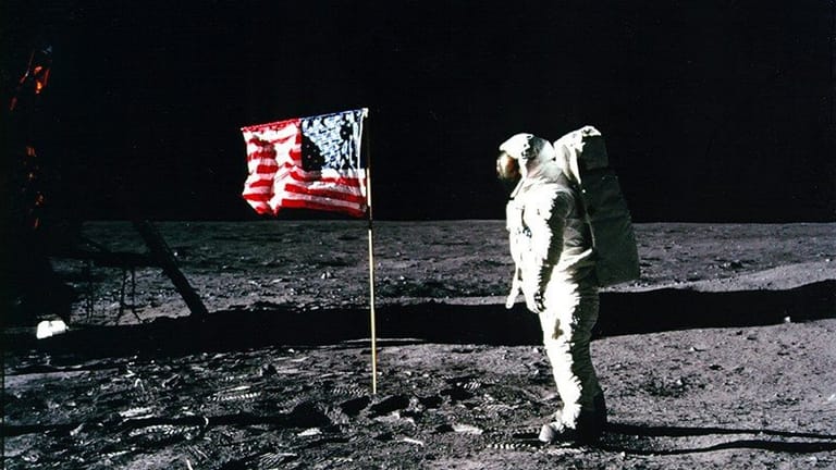 Apollo 11-Astronaut Edwin "Buzz" Aldrin steht 1969 neben der US-Flagge auf dem Mond.