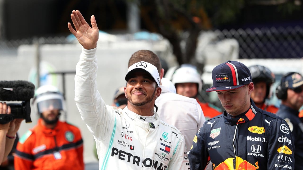 Weltmeister Lewis Hamilton feiert seine Pole Position.