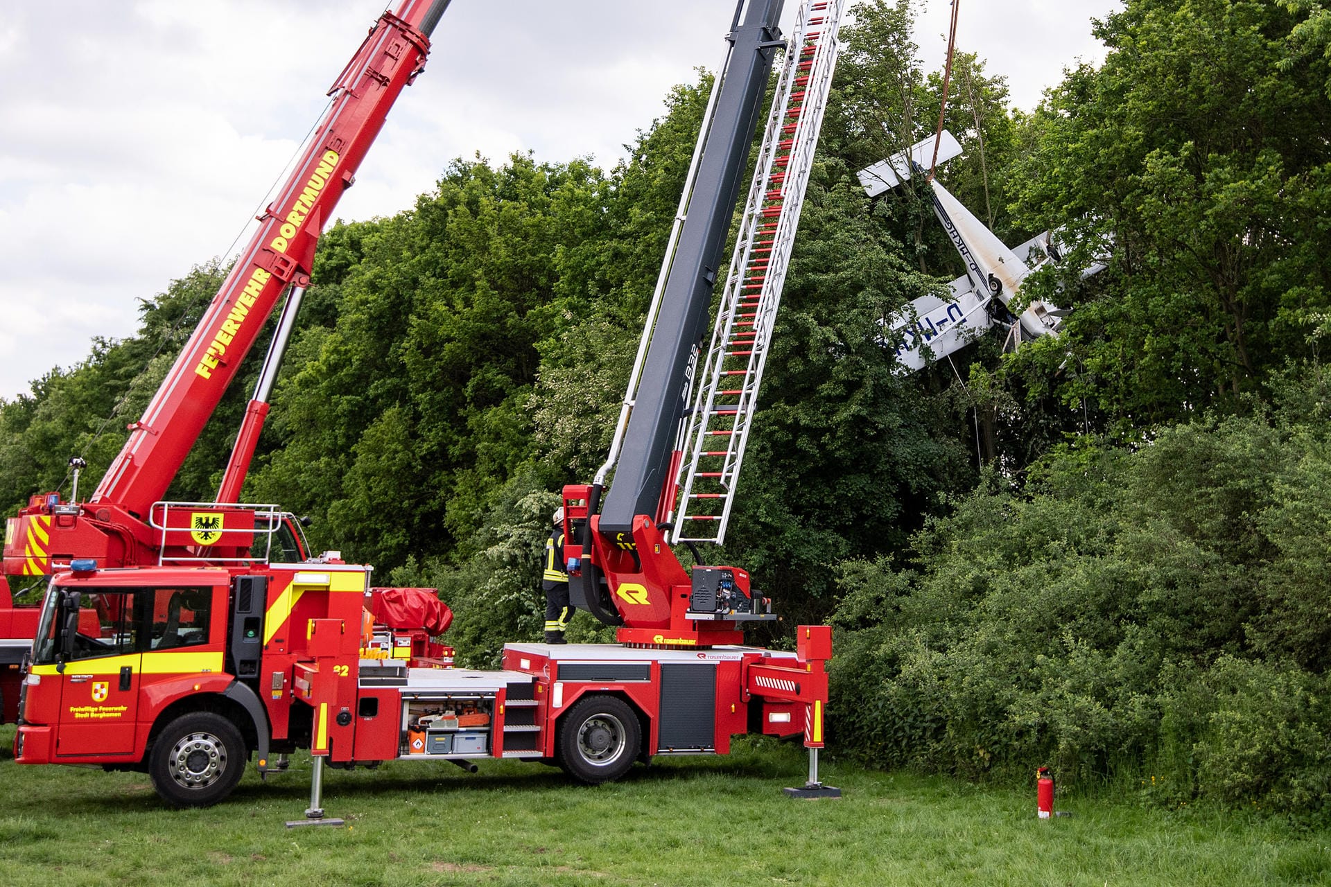 Ein Kranfahrzeug der Feuerwehr Dortmund musste das motorisierte Leichtflugzeug sichern.