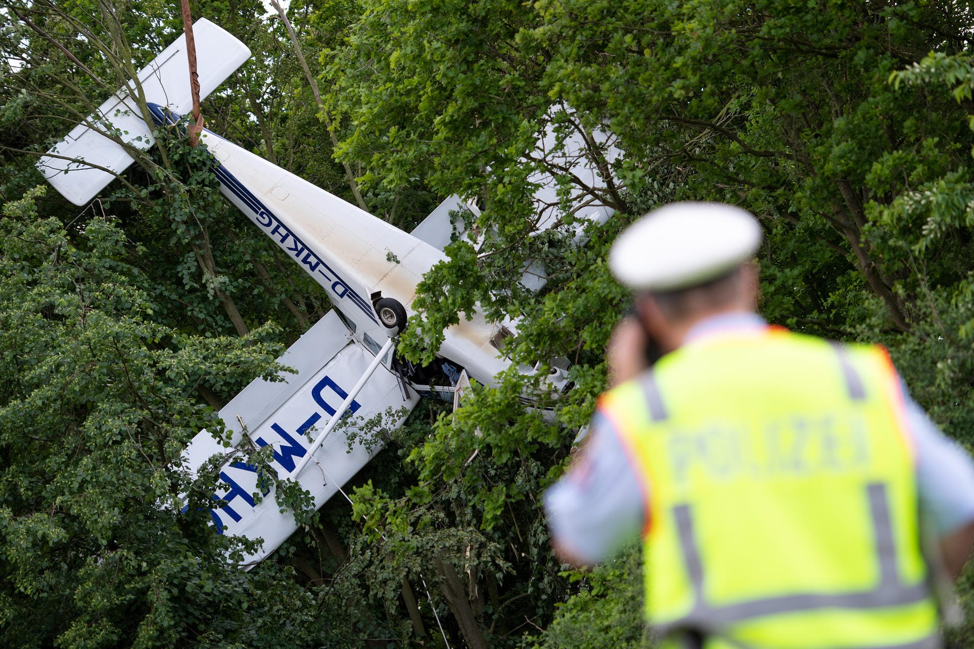 Nach bisherigen Erkenntnissen ist das Flugzeug beim Landeanflug wahrscheinlich vom Seitenwind in den Baum gedrückt worden.