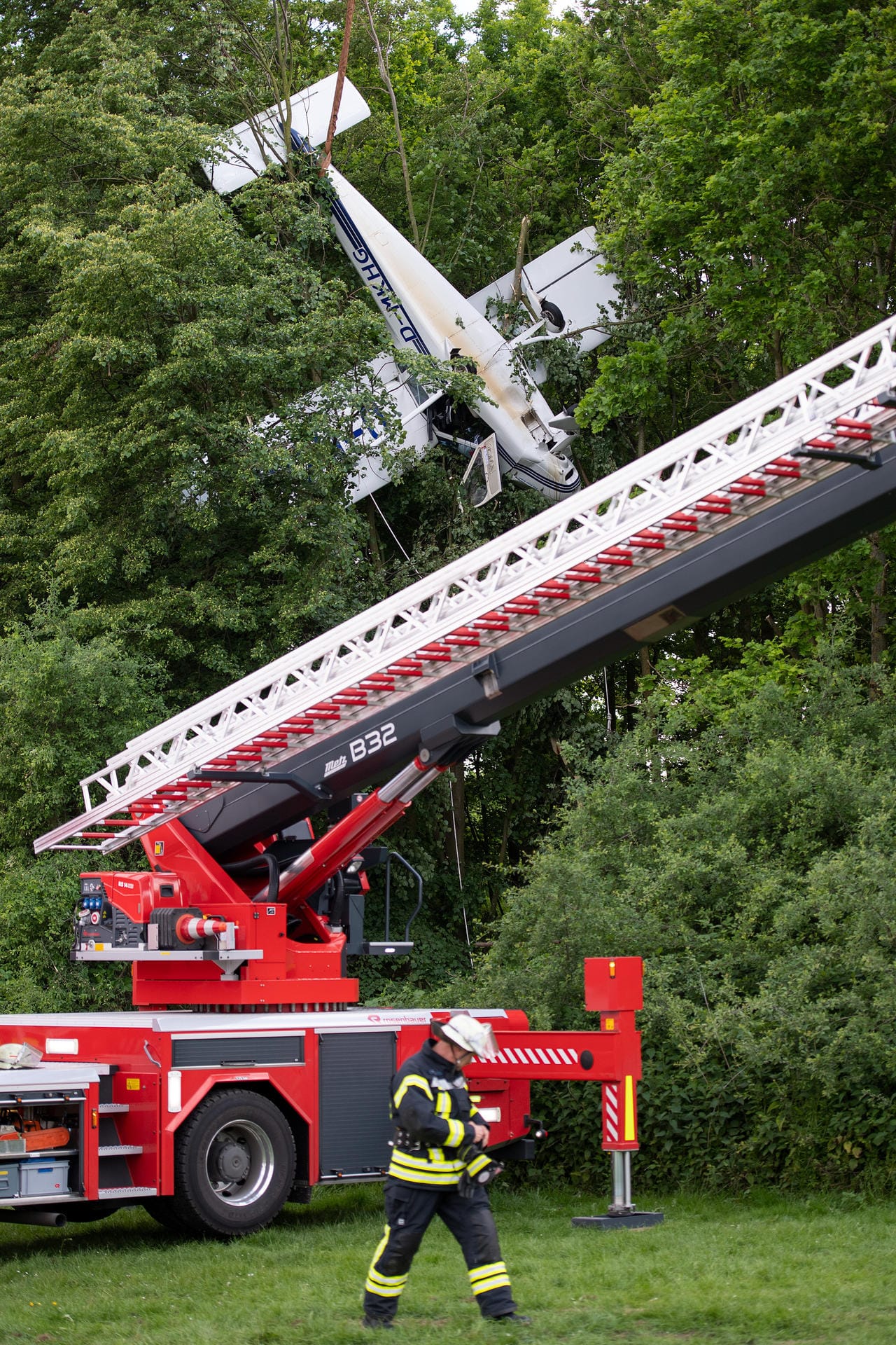 Höhenretter der Feuerwehr haben den Piloten und seine Begleiterin gerettet.