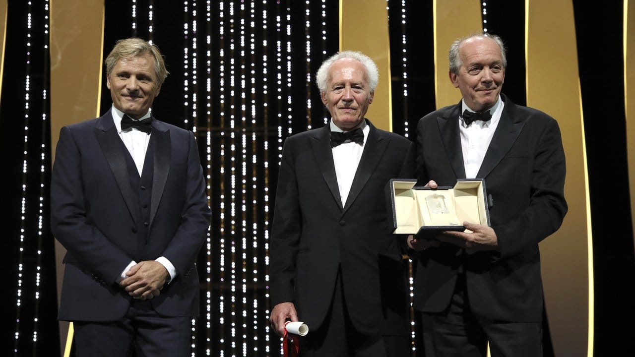 Viggo Mortensen freut sich mit Jean-Pierre & Luc Dardenne (r), die als beste Regisseure geehrt wurden.