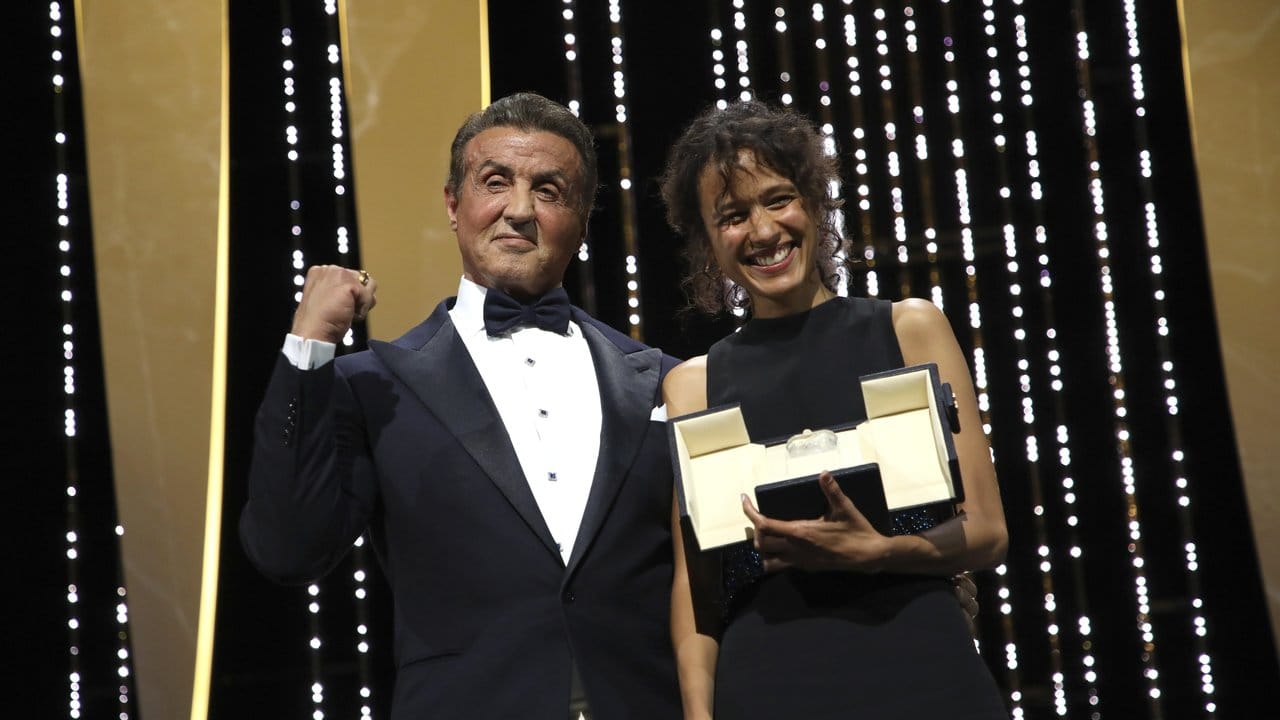 Sly im Einsatz: Mati Diop erhält von Sylvester Stallone den Großen Preis der Jury.