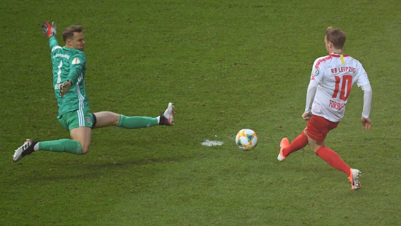 Bayern-Torwart Manuel Neuer hält einen Schuss von Emil Forsberg.