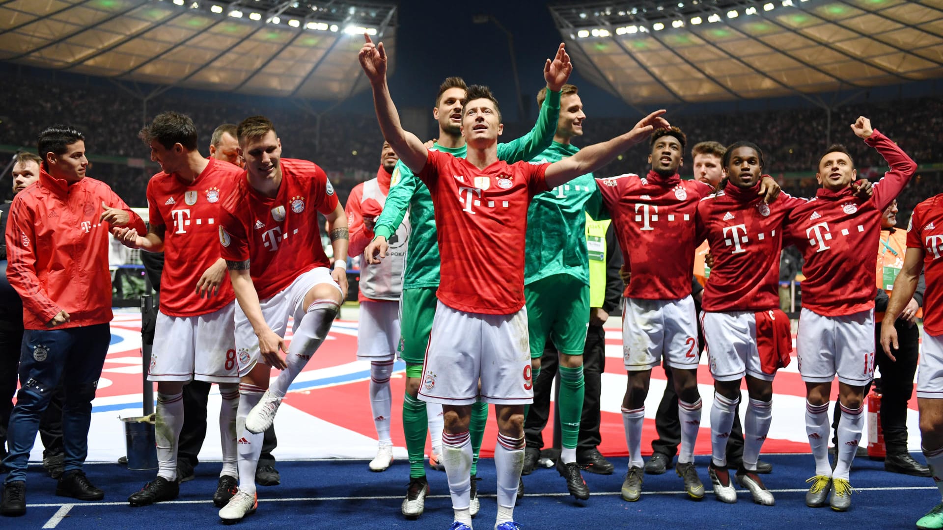 Danach geht es in zum gemeinsamen Feiern zu den Fans, die in der Ostkurve des Berliner Olympiastadions stehen. Robert Lewandowski (vo.) gibt dabei den Vortänzer.