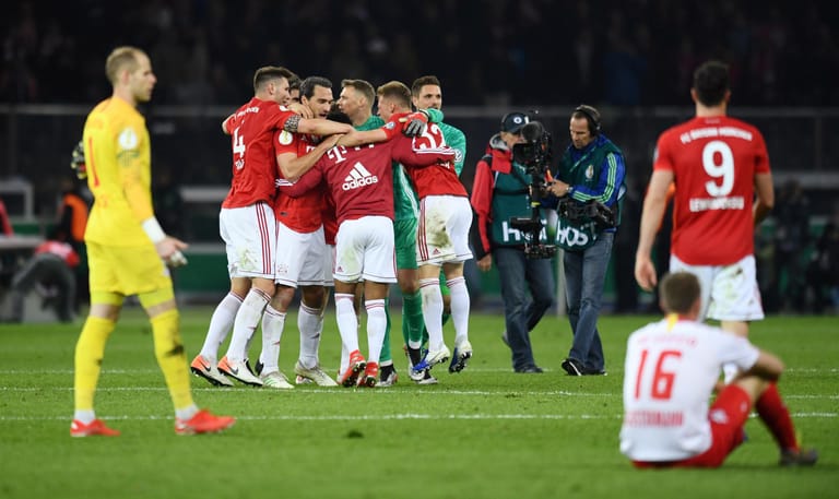 Bayern München ist dank eines 3:0 gegen RB Leipzig DFB-Pokalsieger 2019: Nach dem Abpfiff jubeln die Spieler hüpfend am Mittelkreis.