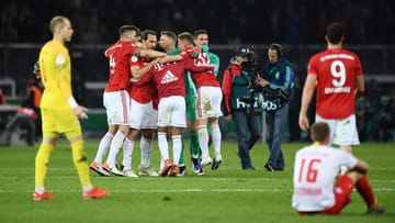 Bayern München ist dank eines 3:0 gegen RB Leipzig DFB-Pokalsieger 2019: Nach dem Abpfiff jubeln die Spieler hüpfend am Mittelkreis.