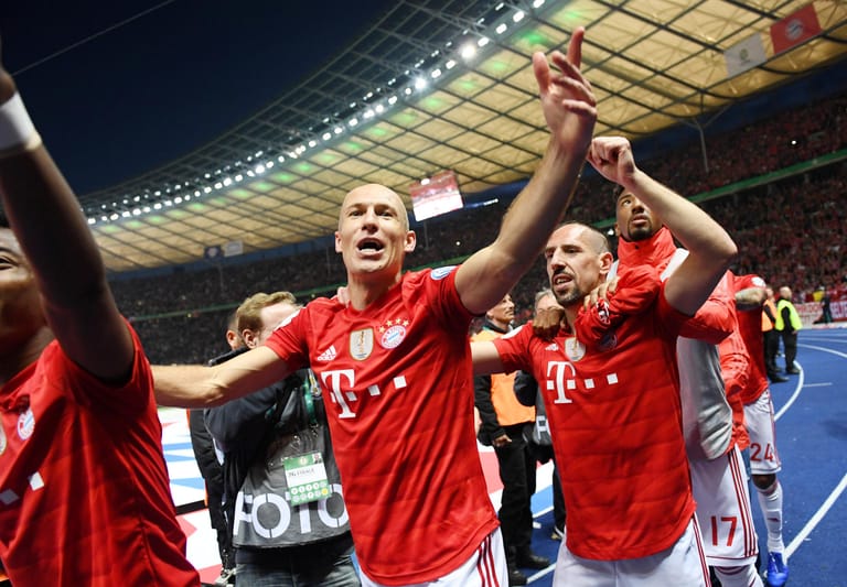 Danach legt Bayerns Feier-Polonaise los. Mittendrin: Arjen Robben (M.). Besonders...