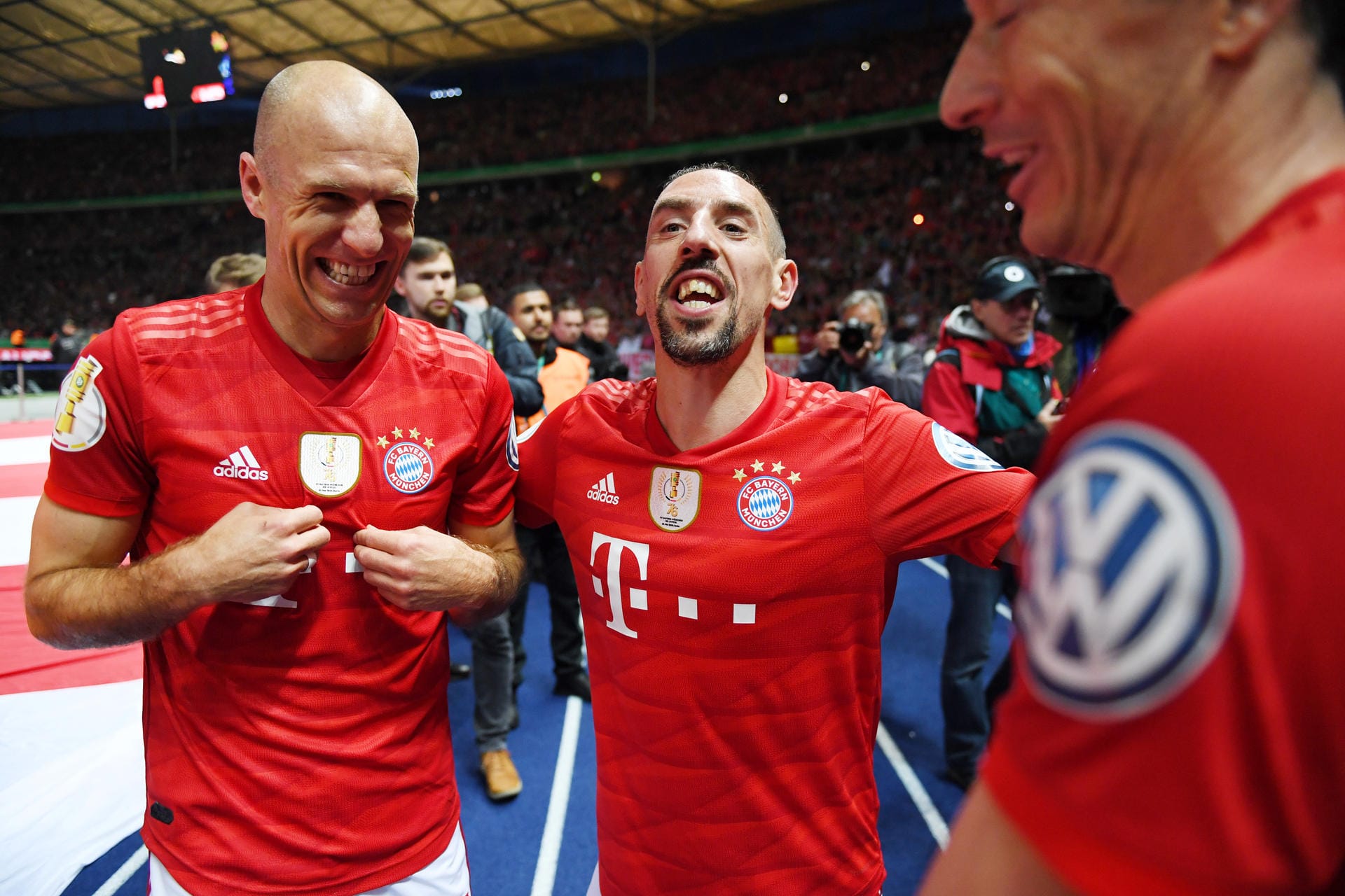 ... Robben (l.) und Franck Ribéry (M.) wirken nach ihrem letzten Pflichtspiel für Bayern gelöst wie selten.