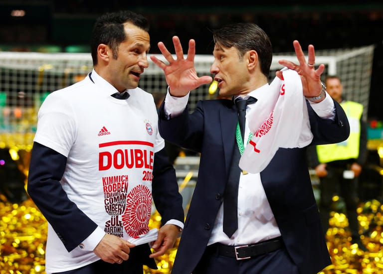 Dann ziehen Spieler und Verantwortliche die "Double 2019"-T-Shirts an. Sportdirektor Hasan Salihamidzic (l.) hat sich bereits schick gemacht, Trainer Niko Kovac hat das T-Shirt noch in der Hand.