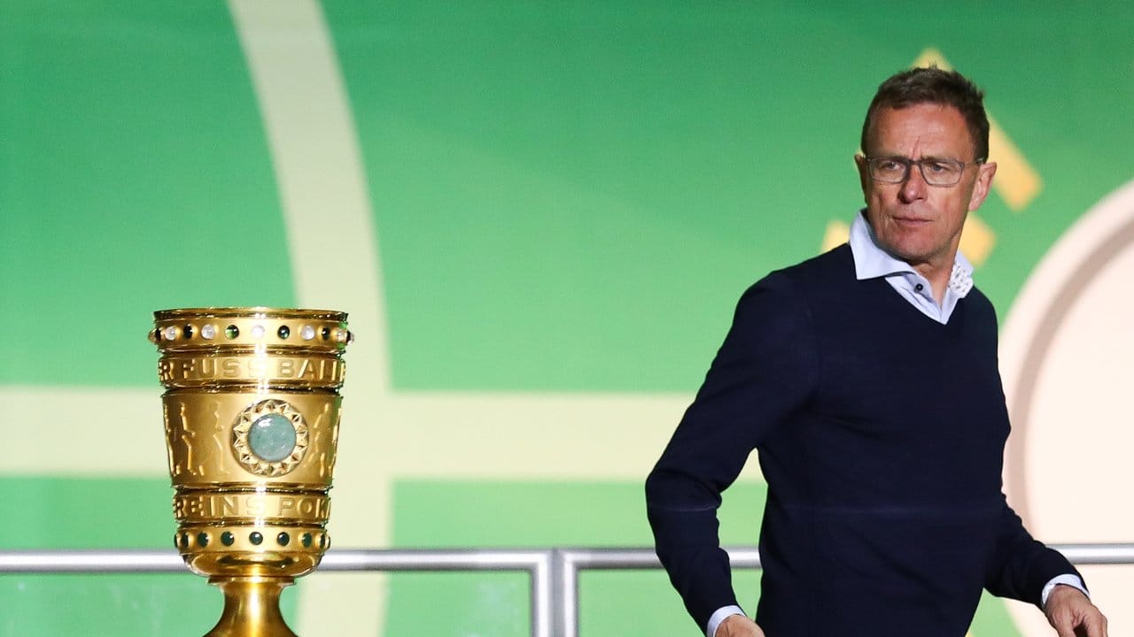 Leipzigs Trainer Ralf Rangnick wirft einen Blick auf den DFB-Pokal.