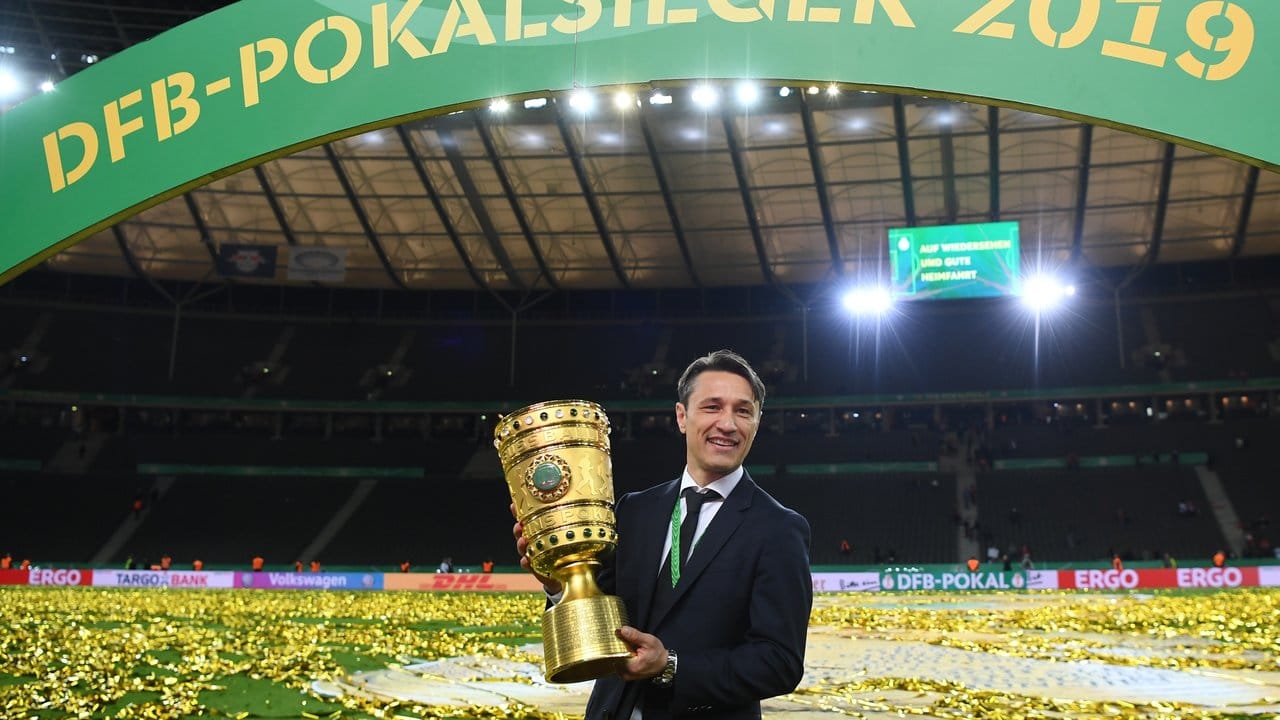 Bayern-Trainer Niko Kovac präsentiert nach der Siegerehrung den DFB-Pokal.