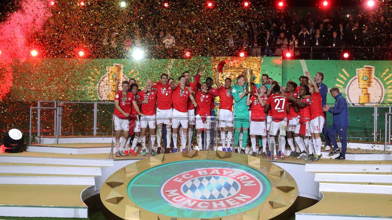 Die Spieler des FC Bayern jubeln bei der Siegerehrung.