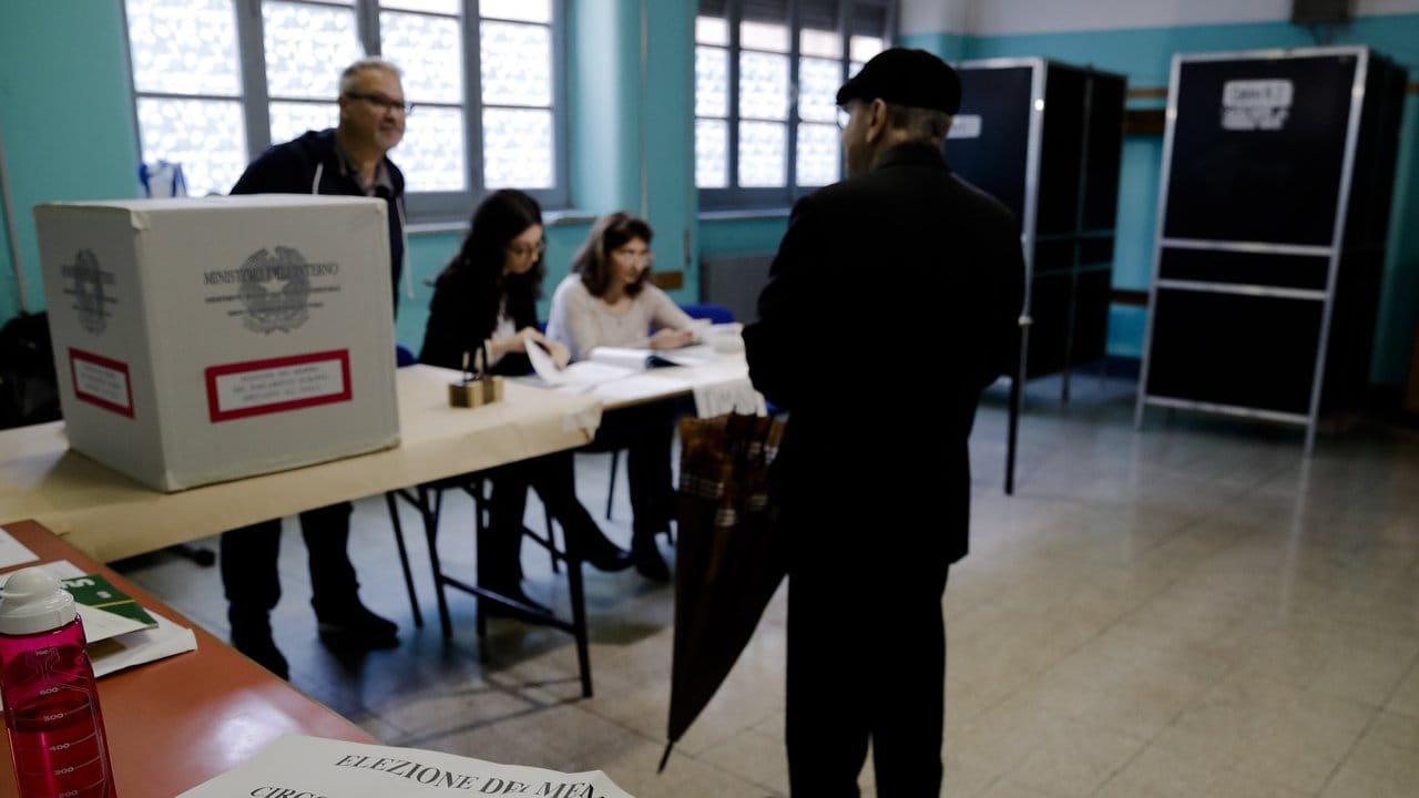 Blick in ein Wahllokal in Rom.