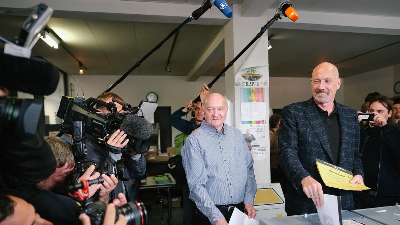 CDU-Spitzenkandidat Carsten Meyer-Heder wirft seinen Stimmzettel in die Wahlurne.