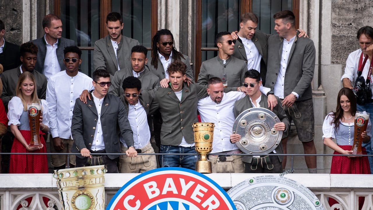 Stars vom FC Bayern München feiern am Marienplatz die deutsche Meisterschaft und den DFB Pokalsieg.