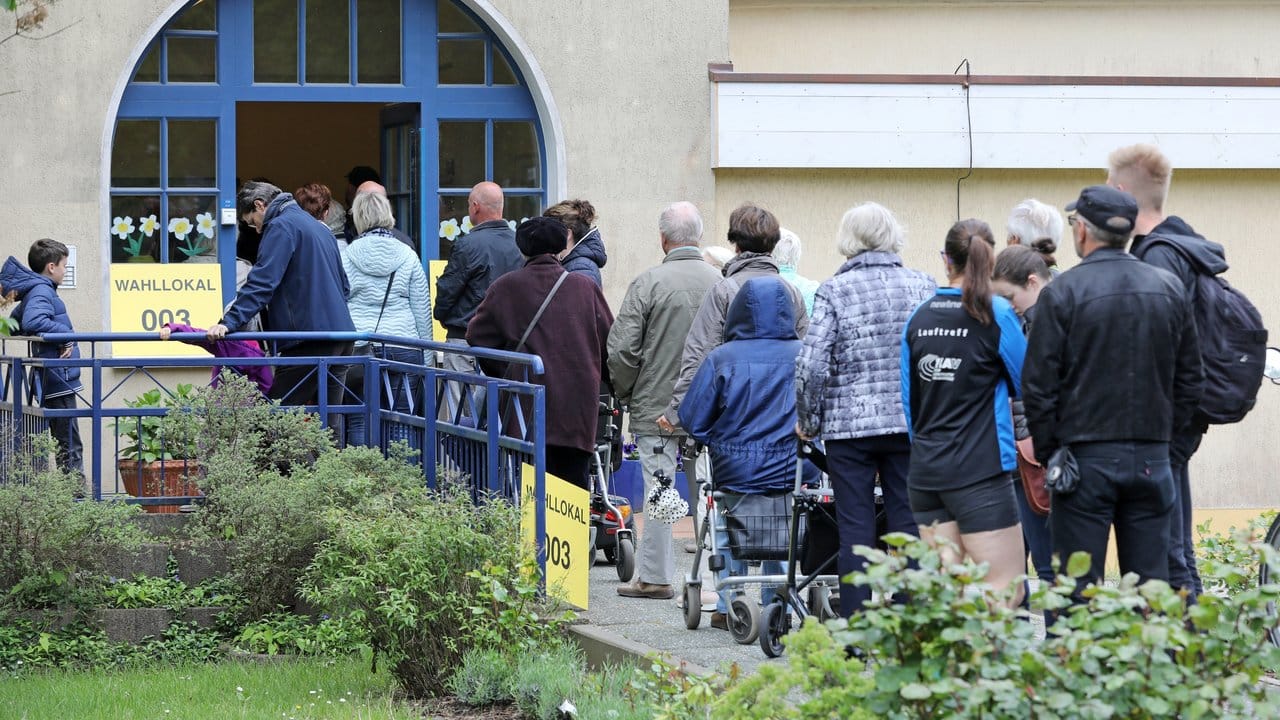 Eine lange Schlange hat sich vor einem Wahllokal in Warnemünde gebildet.