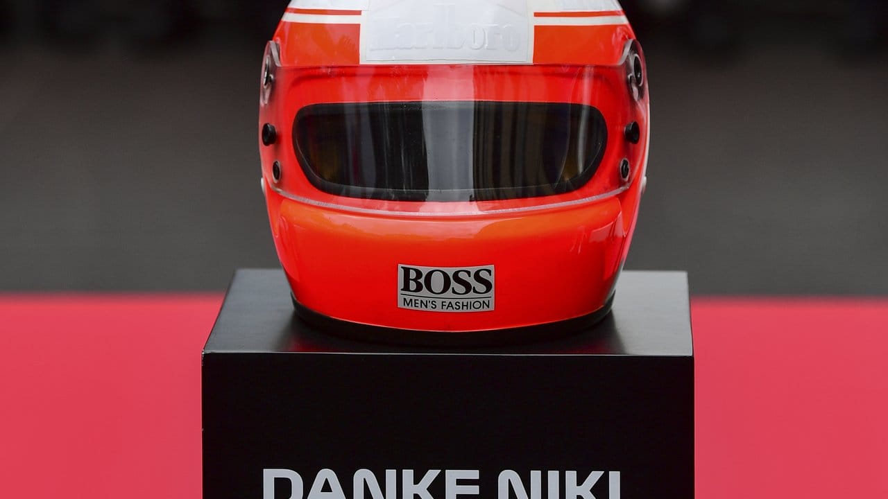 Roter "Danke Niki"-Helm: Schweigeminute für die Formel 1 Legende Niki Lauda.
