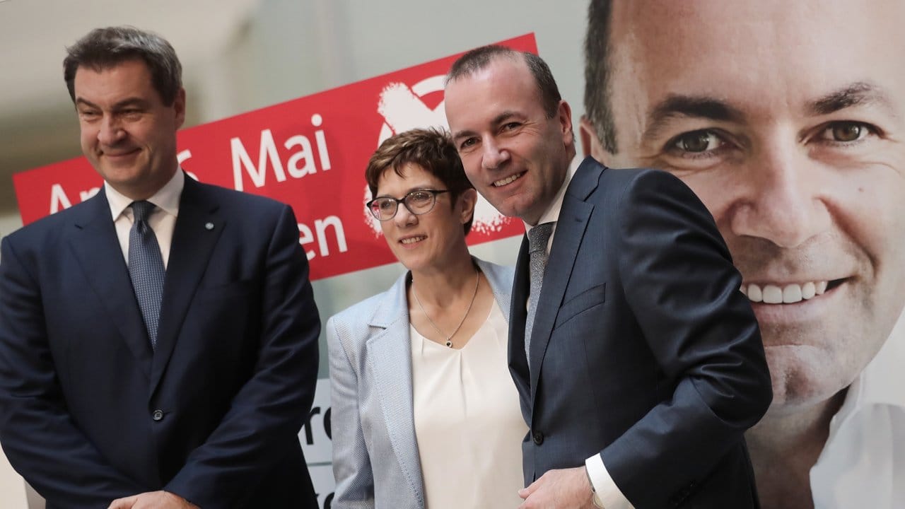 Das Lächeln wirkt eher angestrengt: Der CSU-Vorsitzende Markus Söder, CDU-Chefin Annegret Kramp-Karrenbauer und Manfred Weber (CSU), Spitzenkandidat der Union (v.
