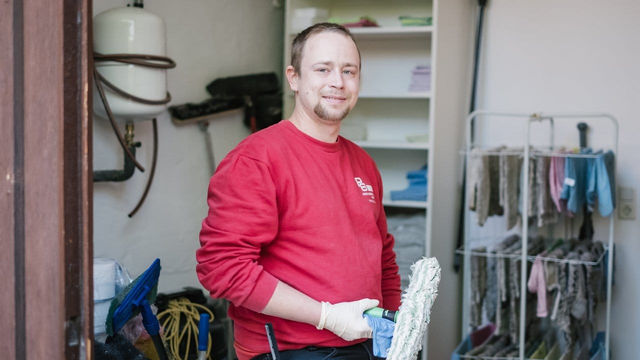 Der 27-jährige Sebastian Duda ist im zweiten Lehrjahr seiner Ausbildung zum Gebäudereiniger.