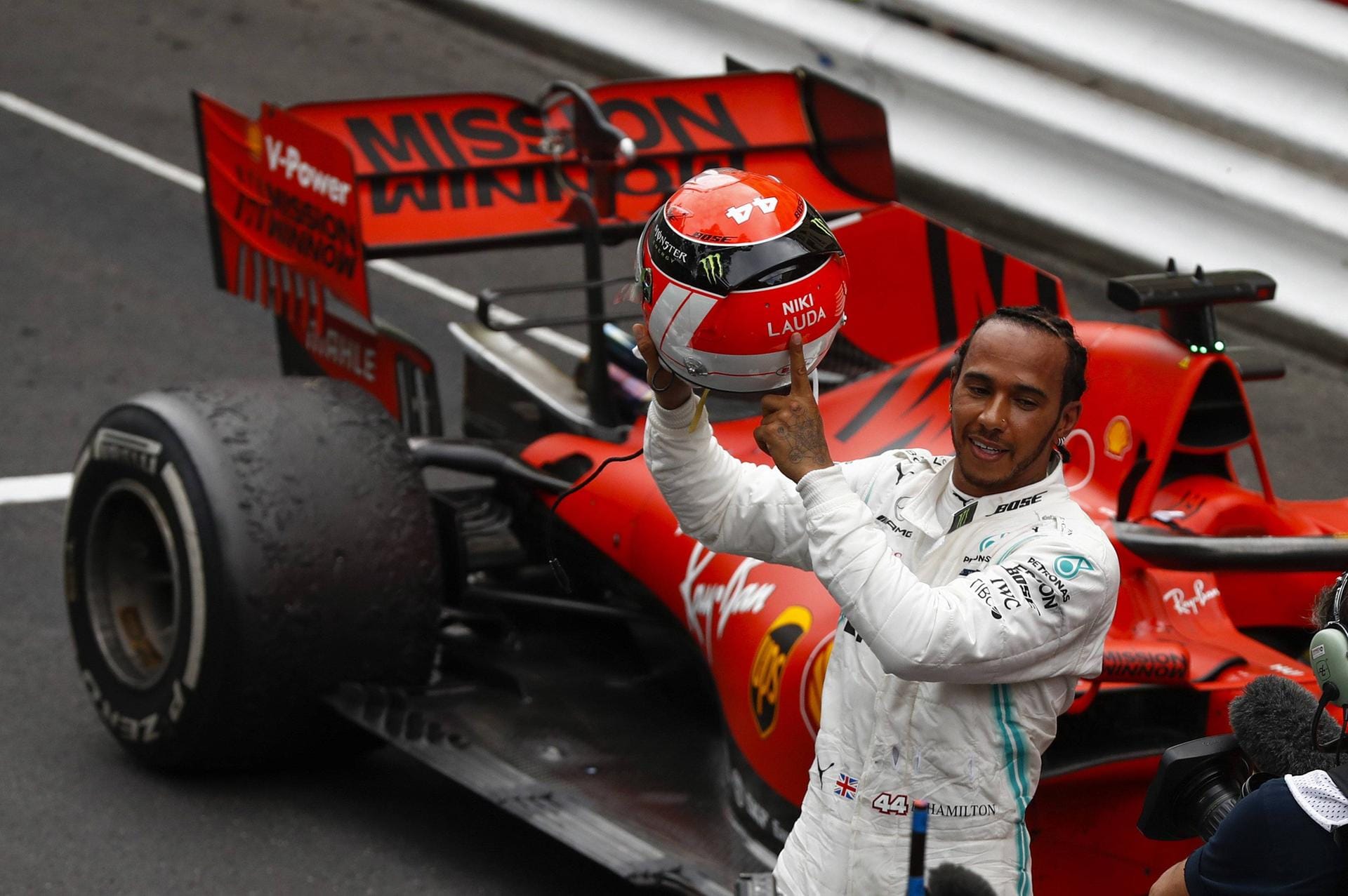 "The Guardian" (Großbritannien): Mit einem Helm im selben Design, wie ihn Niki Lauda in seiner letzten Weltmeister-Saison für McLaren 1984 trug, fuhr Lewis Hamilton in Monaco einen Sieg ein, den er so unbedingt zu Ehren seines Freundes gewollt hatte.