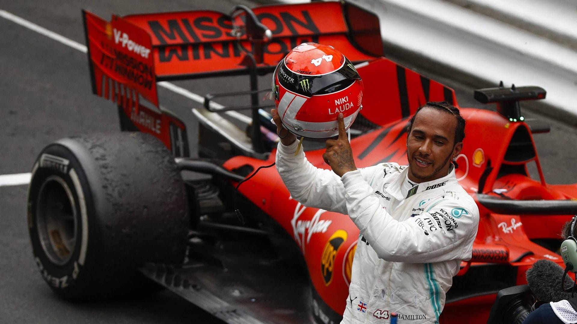 "The Guardian" (Großbritannien): Mit einem Helm im selben Design, wie ihn Niki Lauda in seiner letzten Weltmeister-Saison für McLaren 1984 trug, fuhr Lewis Hamilton in Monaco einen Sieg ein, den er so unbedingt zu Ehren seines Freundes gewollt hatte.