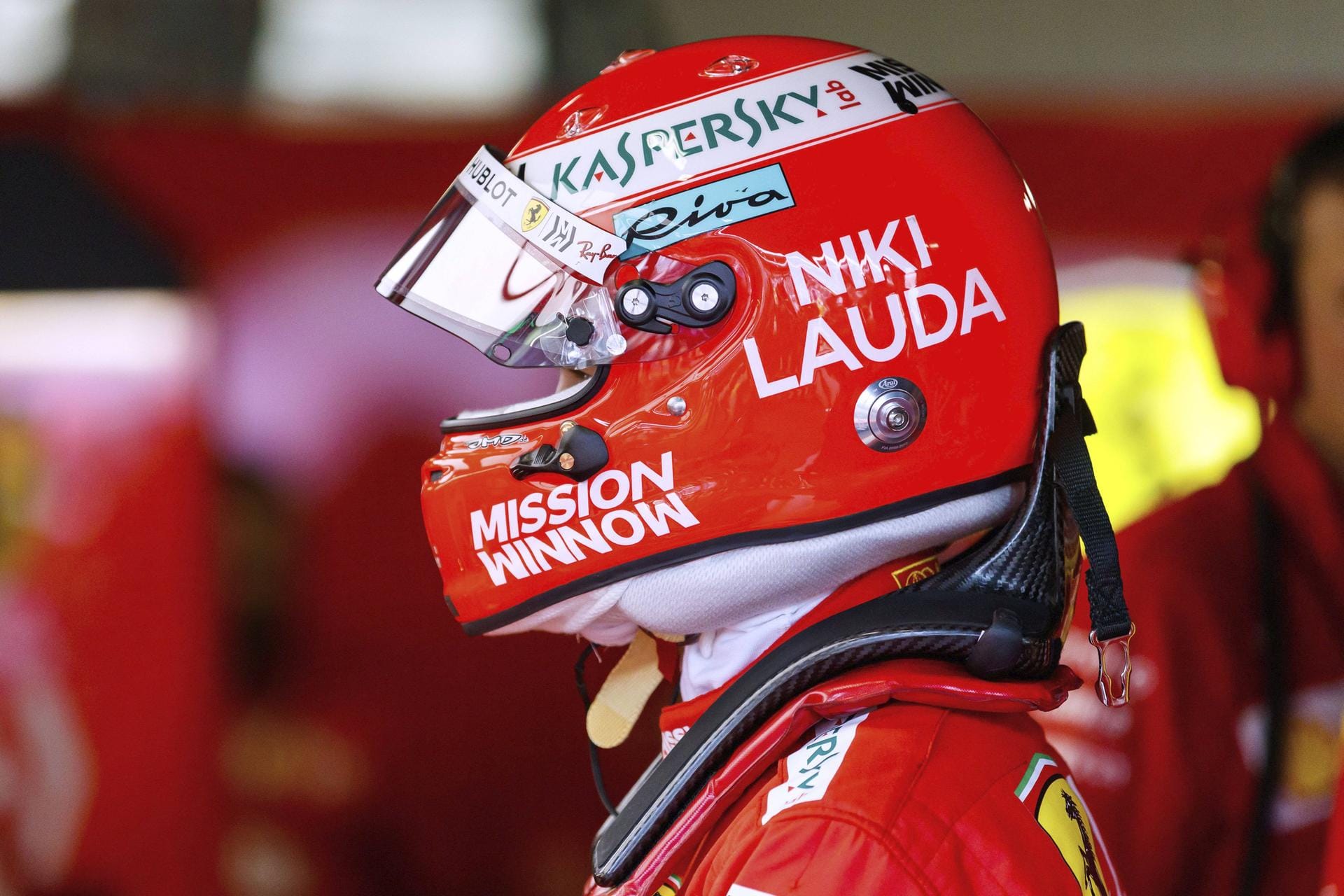 Blick" (Schweiz): Lewis Hamilton kürt sich in den engen Gassen zum König von Monaco. Und denkt nur an eines bzw. jemanden: Niki Lauda (+70). Überall Lauda in Monte Carlo! Die Ehrungen sind überwältigend, an jeder Ecke sind Widmungen, Trauerbekundungen und Danksagungen zu sehen. Und Lauda feiert gar einen Doppelsieg. Denn: Sowohl Sieger Hamilton als auch der zweitplatzierte Sebastian Vettel im Ferrari tragen einen Lauda-Helm.