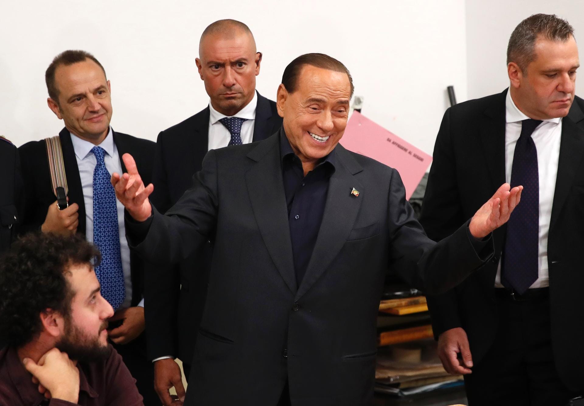 An der italienischen Parlamentswahl im Frühling konnte Silvio Berlusconi wegen eines 2013 verhängten mehrjährigen Ämterverbots nicht teilnehmen. Das Verbot ist inzwischen aufgehoben, jetzt zieht der wegen Steuerbetrugs verurteilte ehemalige italienische Regierungschef ins Europaparlament ein. (Archivbild)