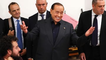 An der italienischen Parlamentswahl im Frühling konnte Silvio Berlusconi wegen eines 2013 verhängten mehrjährigen Ämterverbots nicht teilnehmen. Das Verbot ist inzwischen aufgehoben, jetzt zieht der wegen Steuerbetrugs verurteilte ehemalige italienische Regierungschef ins Europaparlament ein. (Archivbild)