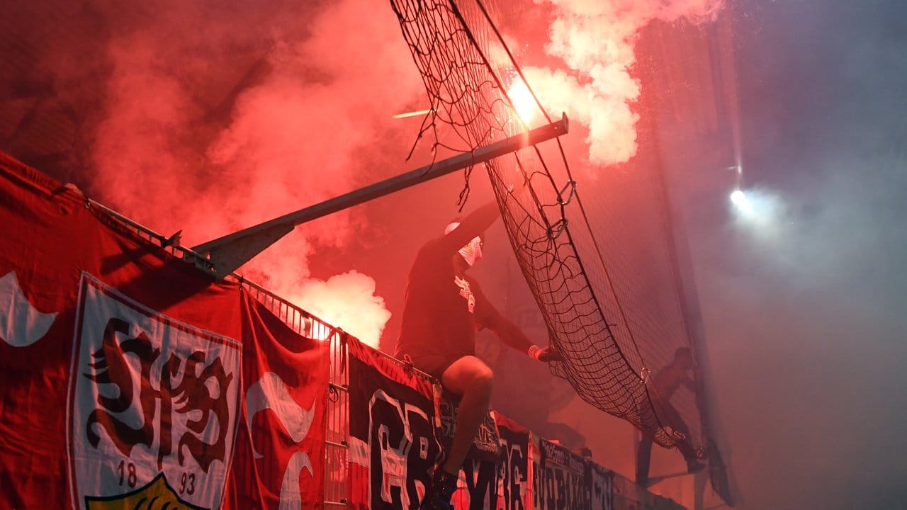 Die Stuttgarter Fans zündeten Pyrotechnik auf der Tribüne.