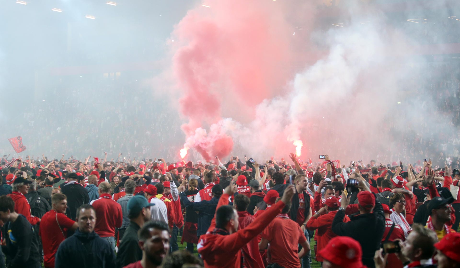 Fans auf dem Spielfeld: Union-Anhänger feiern den erstmaligen Bundesliga-Aufstieg.