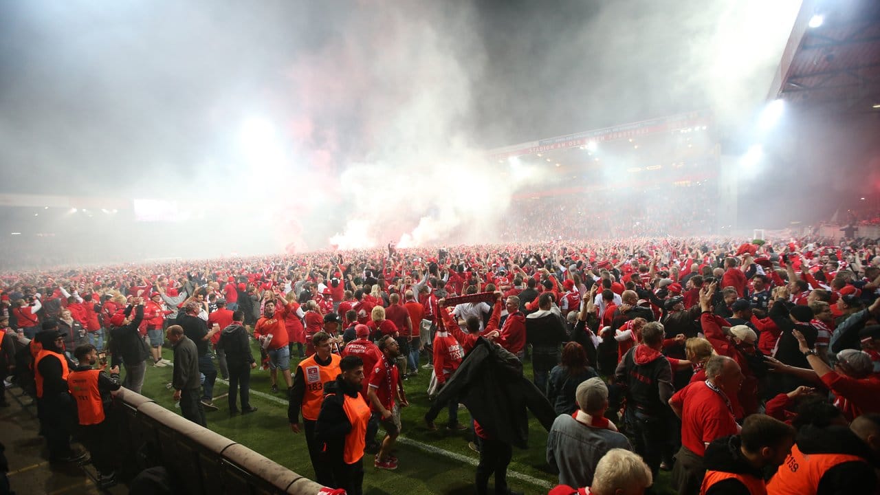 Die Union-Fans feiern den Aufstieg in die Bundesliga.