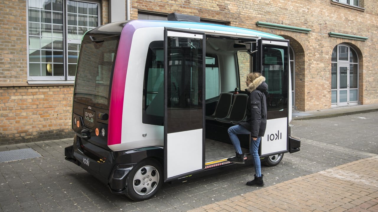 Unter der Marke ioki testet die Deutsche Bahn den Betrieb autonomer Kleinbusse.