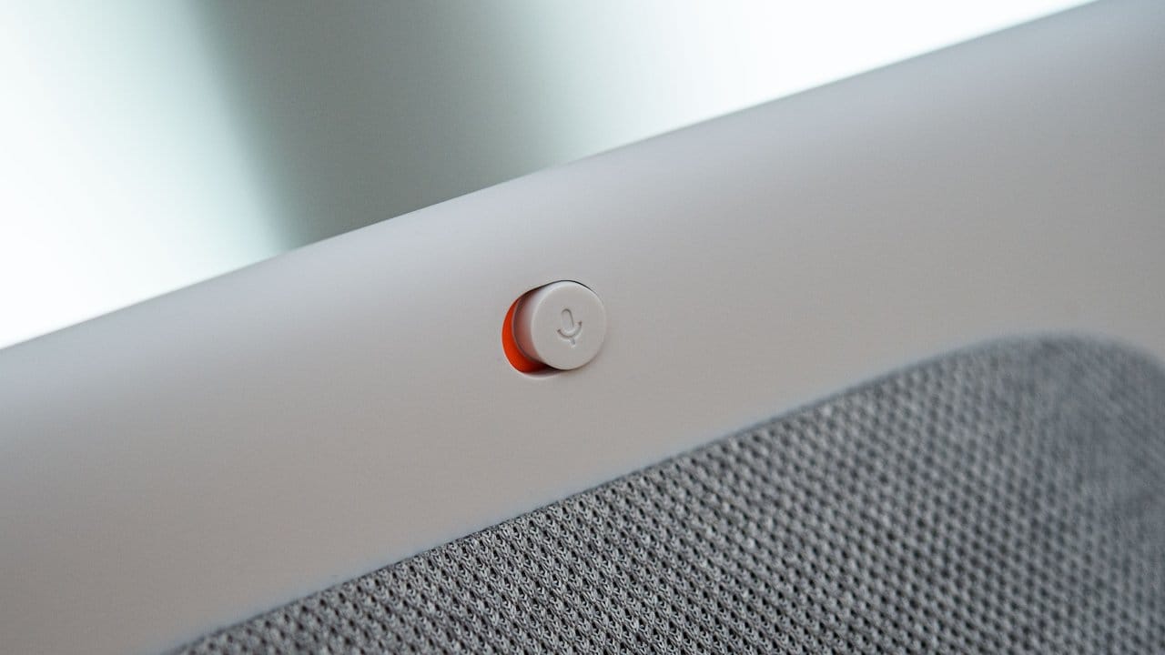 Datenschutz-Feature: Beim Google Nest Hub lässt sich das Mikrofon mit einem Schiebe-Schalter ausstellen.