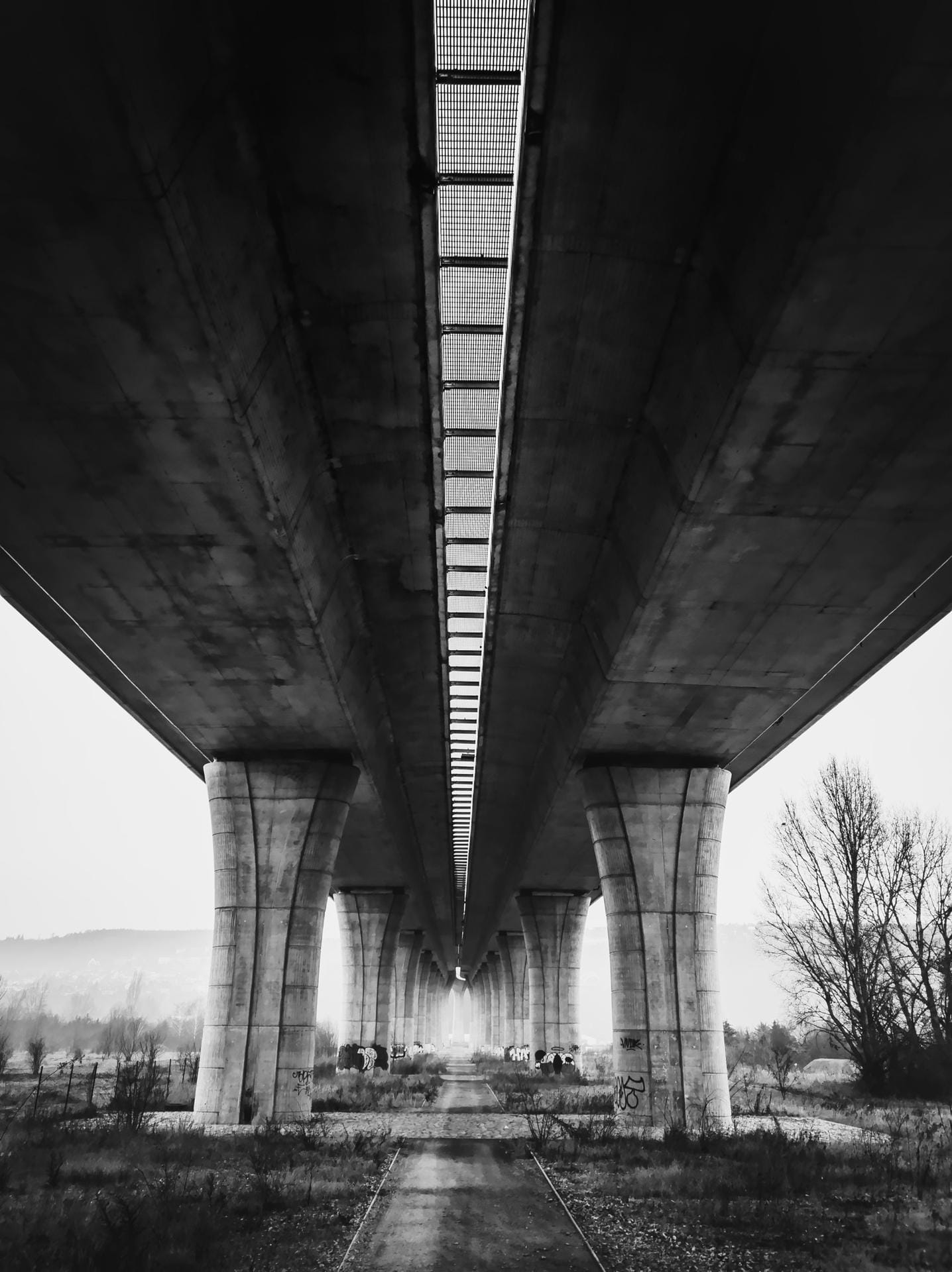 Eine Brücke aufgenommen im Schwarz-Weiß-Modus. Die Bilder können im RAW-Format abgespeichert werden.