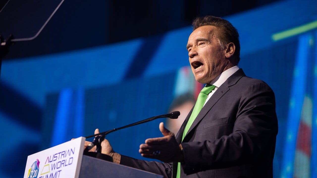 Die von Schwarzenegger im Jahr 2010 gegründete NGO "R20 - Regions of Climate Action" soll Akteure vernetzen und eine Präsentationsplattform für regionale vorbildliche Beispiele im Klimaschutz sein. Die von Schwarzenegger im Jahr 2010 gegründete NGO "R20 - Regions of Climate Action" soll Akteure vernetzen und eine Präsentationsplattform für regionale vorbildliche Beispiele im Klimaschutz sein.